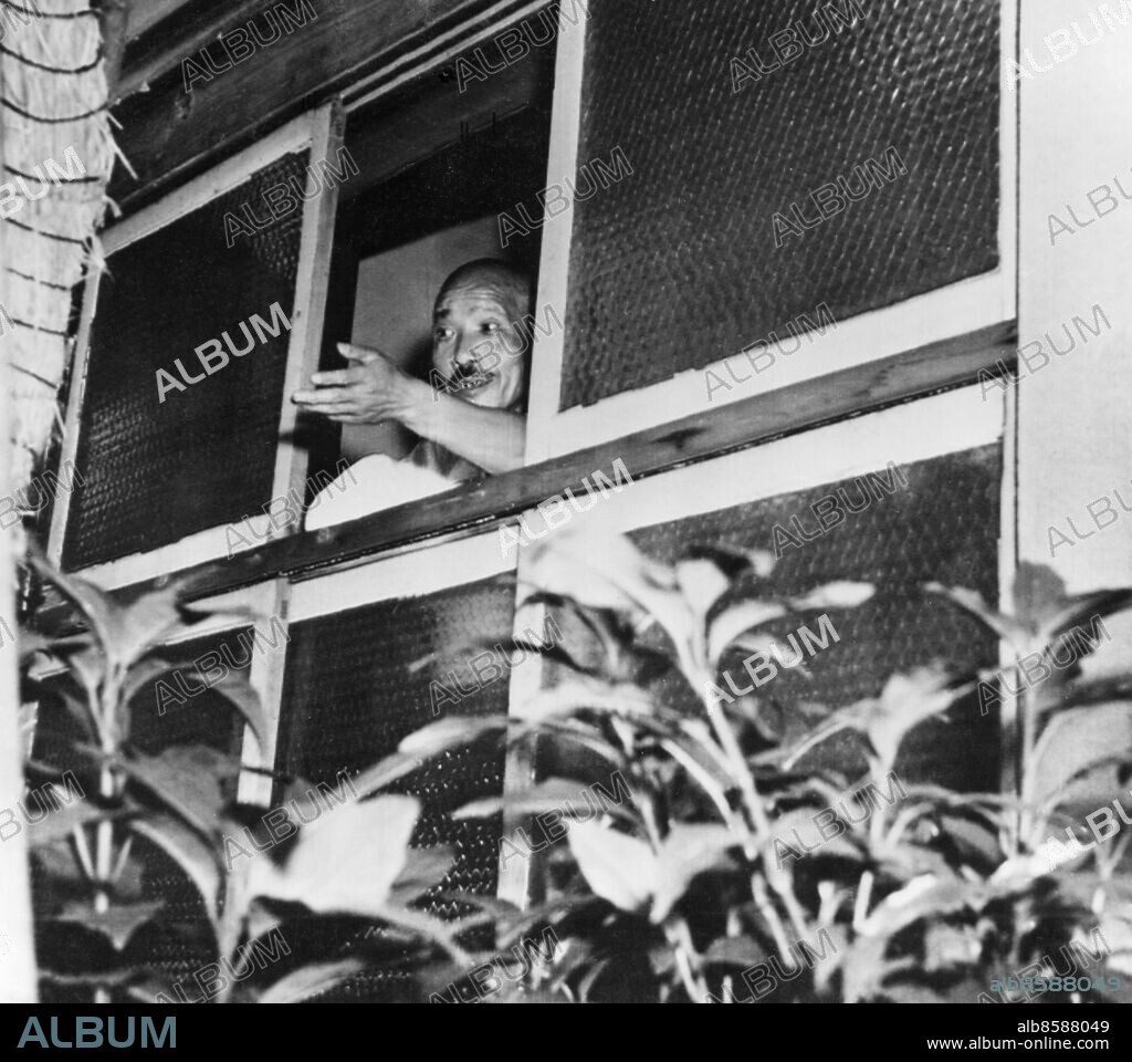 Orig. bildtext... JUST BEFORE TOJO SHOT HIMSELF Tokyo, Japan. General Hideki Tojo, former japanese premier, the man believed to be responsible for the Pearl Harbor treachery, is shown at the window of his villa as he talked to american officers and newsmen a few moments before he shot himself. Tojo accepted all blame for starting the Pacific war and refused medical treatment until an american doctor gave it to him anyway. He will live to face justice as a war criminal. Orig. bildtext... TOJO FÖRE SJÄLVMORDSFÖRSÖKET. General Hideki Tojo, f. japanske premiärministern ses här några minuter innan han gjorde sitt självmordsförsök. Han talade då från fönstret i sin villa till amerikanska officerare och journalister. 9-45 Anm. H Tojo, 1884-1948, japansk militär och politiker, premiärminister 1941-1944. Efter Japans kapitulation dömdes han 1948 till döden för krigsförbrytelser och avrättades. CD119 persons: HIDEKO TOJO sites: JAPAN;TOKYO.