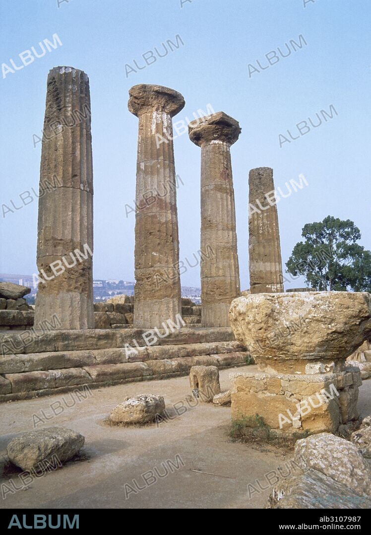 MAGNA GRECIA. ITALIA. VALLE DE LOS TEMPLOS DE AGRIGENTO. Antigua ciudad fundada por los colonos griegos y rodio-cretenses en el año 581 a. C. TEMPLO DE HERCULES. Construído a finales del siglo VI a. C. en estilo dórico. Vista parcial. AGRIGENTO. Costa meridional de Sicilia.
