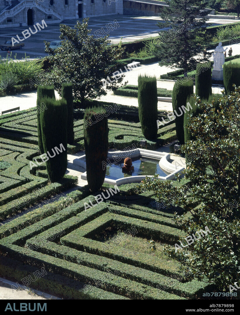 FERNANDO GARCIA MERCADAL (1896-1986). JARDINES DE SABATINI O DE LAS CABALLERIZAS REALIZADOS ENTRE 1933 Y 1934 - FOTO AÑOS 70.