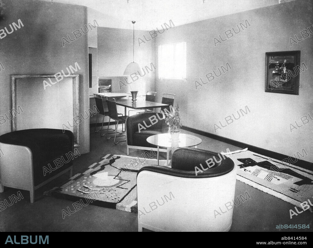 Stockholm 1930-01-01. Möbelutställning. Interiör från Sven Markelius villa på Stockholmsutställningen 1930. På golvet ligger två av Ingegerd Torhamns mattor, "Samspel" och "Musik"*. Foto: DN / TT / Kod: 192. ** SvD OUT **.