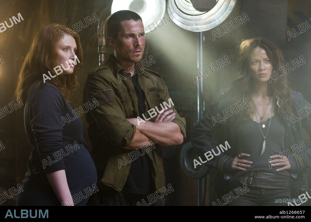 BRYCE DALLAS HOWARD, CHRISTIAN BALE and MOON BLOODGOOD in TERMINATOR SALVATION, 2009, directed by MCG. Copyright INTERMEDIA FILMS / FOREMAN, RICHARD.
