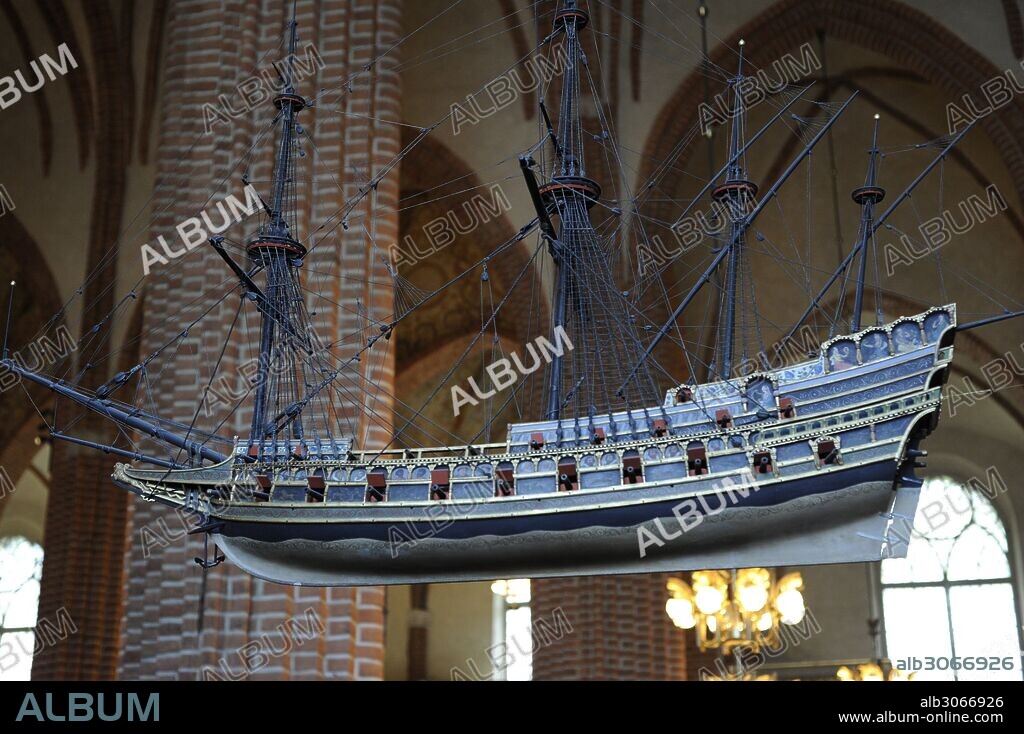 Galeón inglés, siglo XVI. Nave votiva que cuelga del techo de la Catedral de San Nicolás. Estocolmo. Suecia.