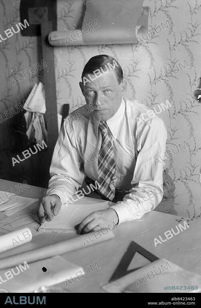 Göteborg - 1936-05-12 - Arkitekt Alvar Aalto - han besöker utställningen Bo Bättre och varnar för "Cocktail-funkis" - han övar sig här i ritning hos arkitekt Branzell - det är arkitektkongress i staden - *** Local Caption *** GT Låda 1936-maj-01. KAMERAREPORTAGE.