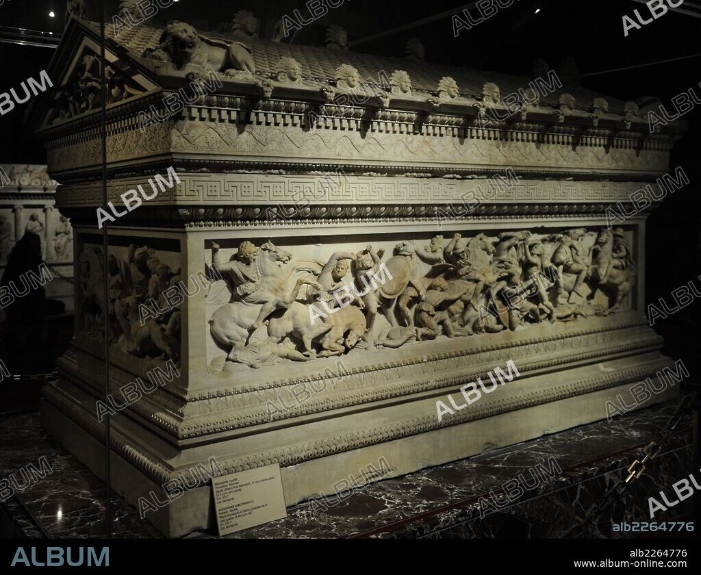 ARTE GRIEGO-HELENICO. TURQUIA. SARCOFAGO DE ALEJANDRO MAGNO. Finales del siglo IV a. C. Procedente de la Necrópolis de Sidón. Vista de uno de los lados largos del sarcófago, donde se representa la Batalla de Issos (Batalla entre los macedonios de Alejandro y los persas de Dario III, 333 a. C.). Museo Arqueológico de Estambul. Turquía.