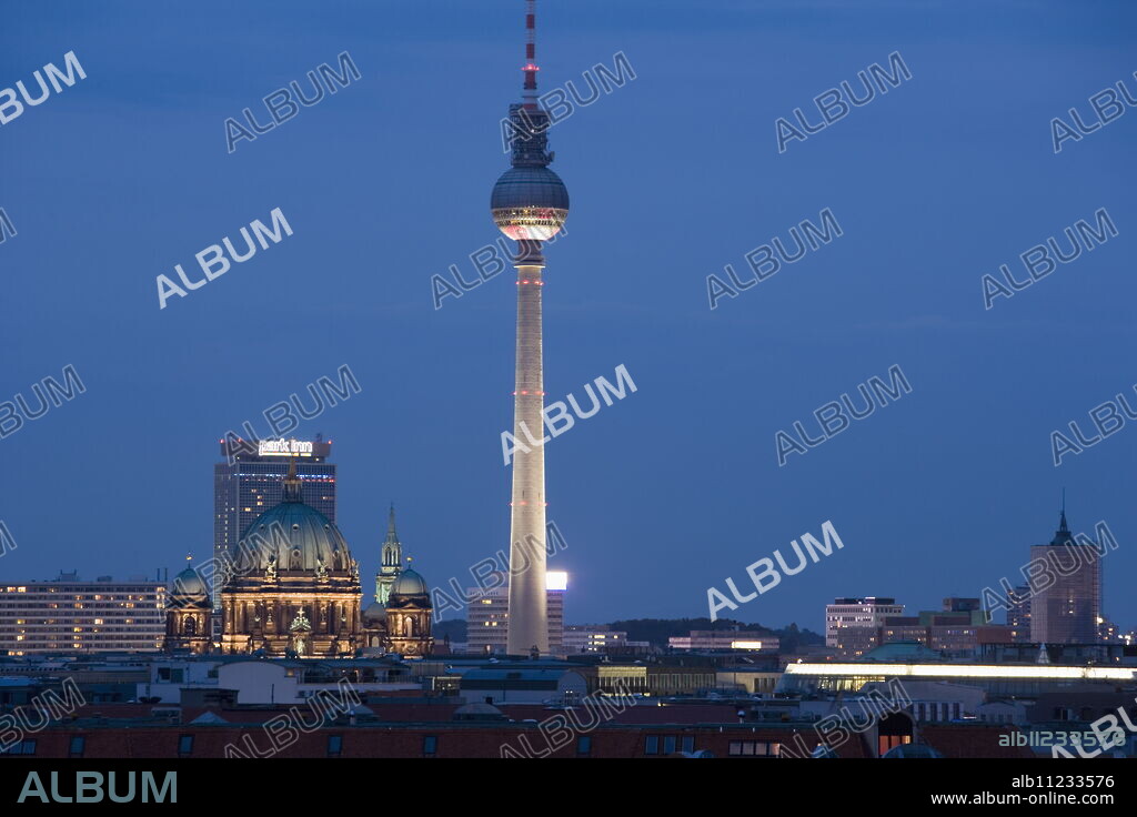 Fernsehturm, Television Tower, Telespargel (Toothpick), evening, Berlin, Germany, Europe.