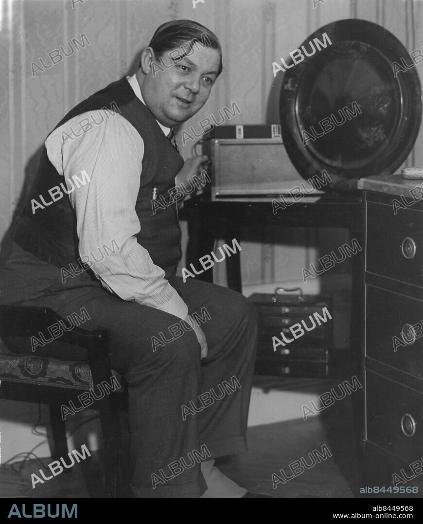 1920-tal.. Utan bildtext. Not. 1926 Matprat Anm. E. Berglund, 1887-1963, skådespelare, regissör och matexpert Bullens Pilsnerkorv Kåseriboken Prat om Mat utgavs 1928 enl. NE Publ. i RIR 34/38, 53/52, 42/59, 19/81 persons: ERIK BULLEN BERGLUND sites: SVERIGE.