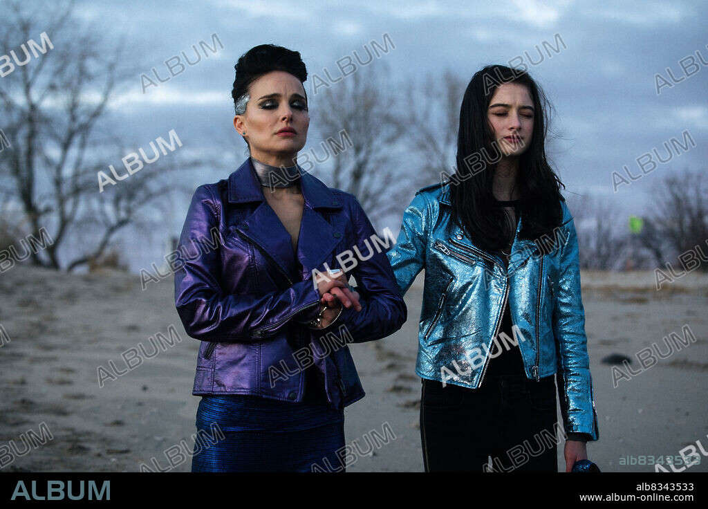 NATALIE PORTMAN y RAFFEY CASSIDY en VOX LUX: EL PRECIO DE LA FAMA, 2018 (VOX LUX), dirigida por BRADY CORBET. Copyright KILLER FILMS.
