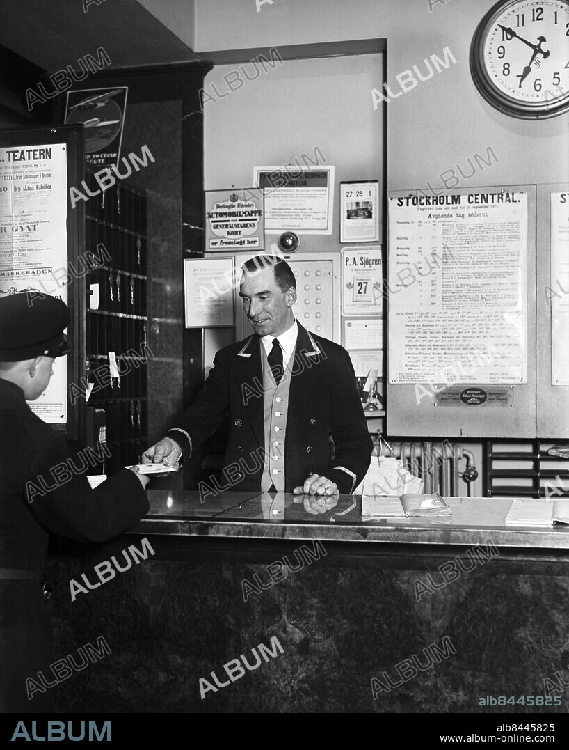 ARKIV 1930. Receptionist på hotell Carlton på Kungsgatan.. Receptionist at hotel Carlton in Stokholm.. Foto: TT / Kod 1900.