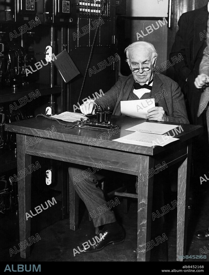 Orig. bildtext... EDISON NEWEST PROJECTION DEVICE Orange, N.J. Thomas Edison, the inventor, responsible for the first motion picture projection machine, taps the key that starts in motion Realife the latest in photography and motion picture projection. The tapping of the key started in motion the newest procession in projection with Esdel Ford occupying a booth in a Detroit theatre awaiting the signal. The new screen is of different shape and size of that now in popular use. It is possible to see action taking place five miles away while a closeup is appearing on the screen. persons: Edison, Thomas Alva sites: DETROIT ;USA.