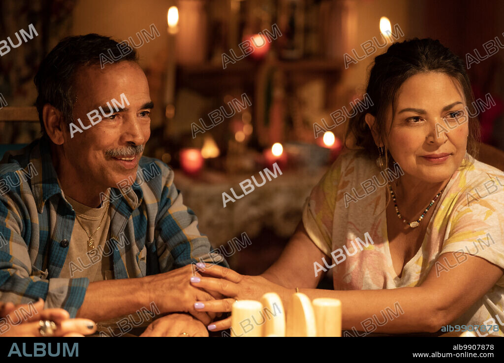 DAMIAN ALCAZAR and ELPIDIA CARRILLO in BLUE BEETLE, 2023, directed by ANGEL MANUEL SOTO. Copyright DC Entertainment / Warner Bros.