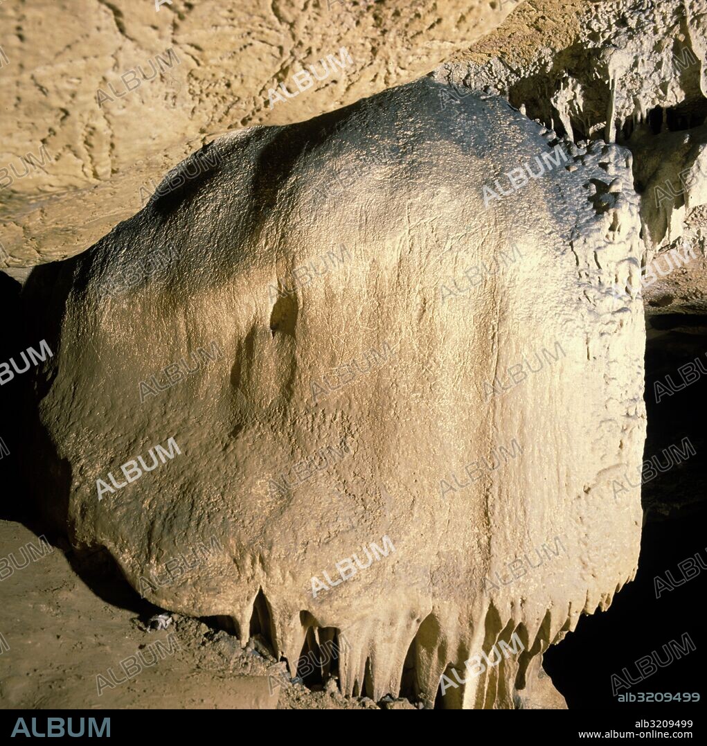 CUEVA DEL REGUERILLO. VISTA GENERAL DEL CONJUNTO DE GRABADOS EN UN BLOQUE ESTALAGMITICO. SUPUESTO TALUD DE LOS ANTROPOMORFOS. BLOQUE AISLADO "SALA COLUMNA DESCENDIDO". DISTANCIA TOTAL 17 M DESDE LA COLUNMA DE REFERENCIA ANTERIOR.  MADRID, ESPAÑA.