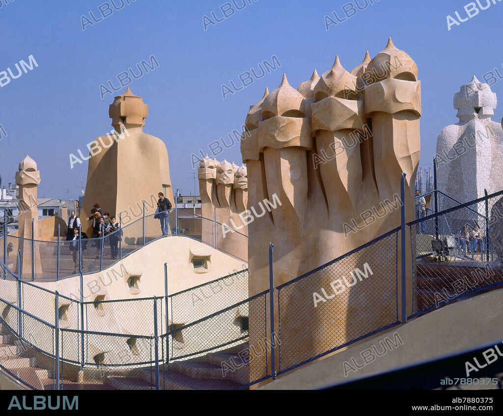 ANTONI GAUDÍ. CHIMENEAS MODERNISTAS - 1906/1910 - FOTO AÑOS 90.