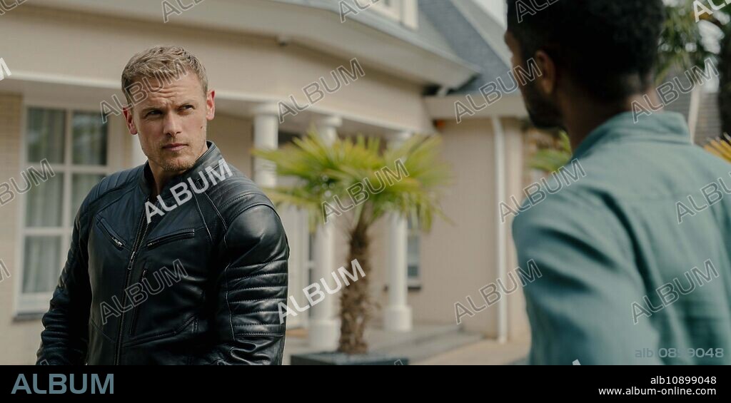 ALFRED ENOCH y SAM HEUGHAN en LA PAREJA DE AL LADO, 2023. Copyright Eagle Eye Drama Caviar.