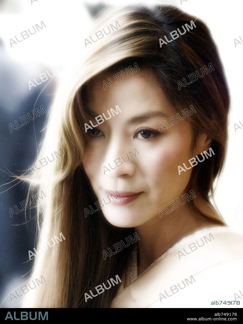 MICHELLE YEOH in MEMOIRS OF A GEISHA, 2005, directed by ROB MARSHALL. Copyright COLUMBIA PICTURES / JAMES, DAVID.