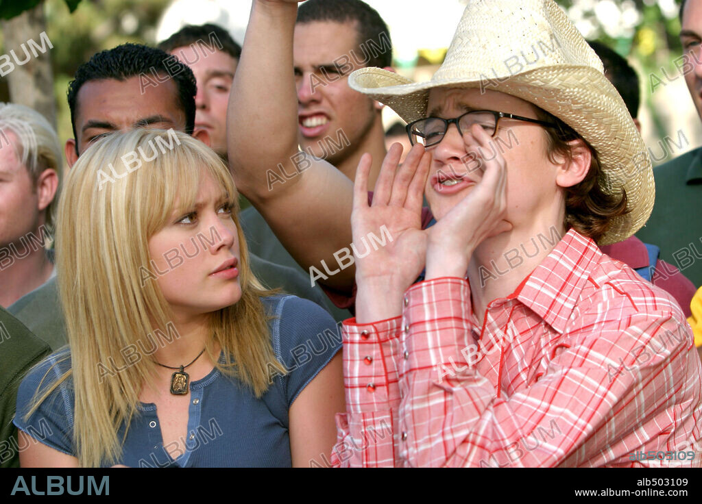 DAN BYRD and HILARY DUFF in A CINDERELLA STORY, 2004, directed by MARK ROSMAN. Copyright WARNER BROS. PICTURES / BATZDORFF, RON.