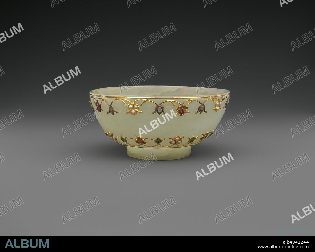 Bowl, India, Mughal period (15261858) or Qing dynasty (16441911), Date 18th19th century, India, Jade (nephrite) with gold and stone inlays, H. 1 7/8 in. (4.8 cm); Diam. 4 1/16 in. (10.3 cm), Jade.