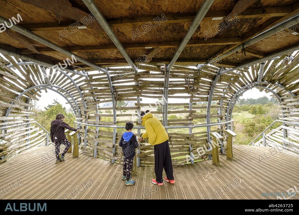 oteadero de avifauna, lago Pècher, parque natural regional de los volcanes, Auvernia, France,Western Europe.