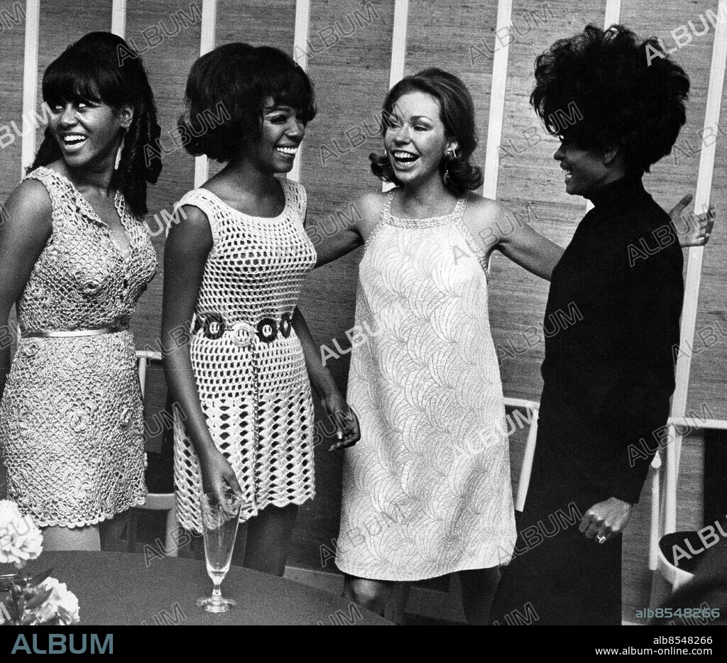 STOCKHOLM 19680209. Princess Christina of Sweden meets the Supremes backstage after their performance at Berns. Fromleft to right: Cindy Birdsong, Mary Wilson, Princess Christina and Diana Ross.. Photo: Goran Blom / Expressen / TT / Code: 192.