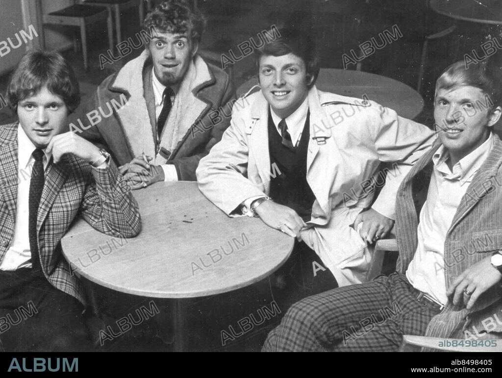 Göteborg 1968-03-11. The Spotnicks kommer till Torslanda Flygplats. Fr v: Magnus Hellsberg , Bo Winberg , Peter Winsnes och Bob Lander. Den femte - Tommy Tausis åkte direkt till Stocholm från Köpenhamn.. Foto: Kamerareportage *** Local Caption *** . KAMERAREPORTAGE.