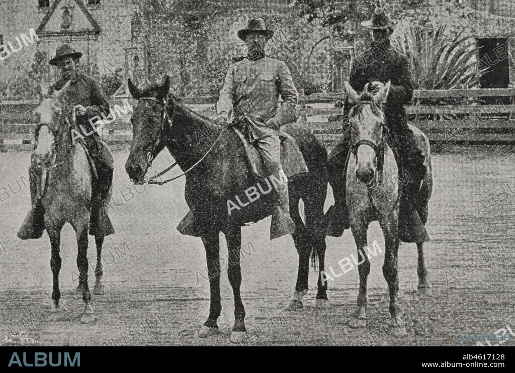 Guerra hispano-estadounidense (1898). El teniente coronel Theodore Roosevelt (1858-1919), jefe del escuadrón de "Rough Riders" (1er. Regimiento de Caballería Voluntaria de Estados Unidos) durante la guerra, junto a dos ordenanzas. Fotograbado. La Ilustración Española y Americana, 1898.