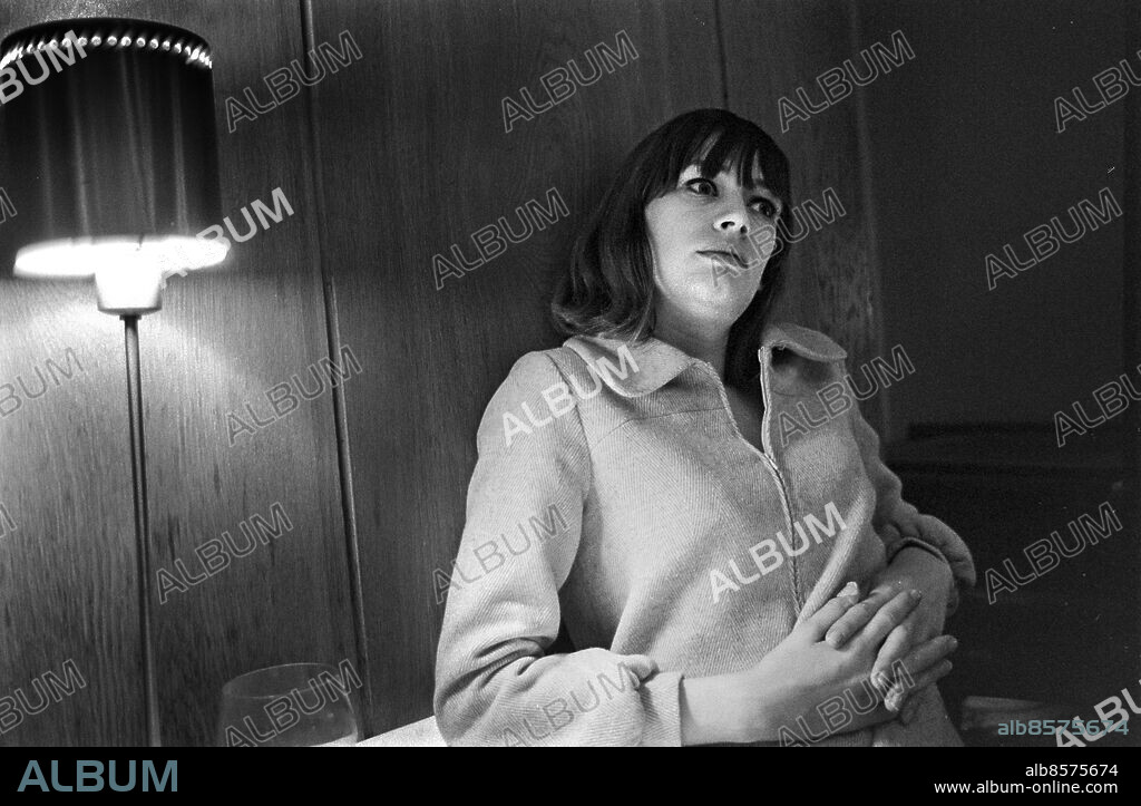1968-11-26.. Lena Hansson, skådespelerska, sångerska och musiker.. Foto: Bo-Aje Mellin / RiR / SVT / Kod: 5600.. Reportage publ. i RiR 51/68 sid. 16-17 inför TV-programmet Inte bara för Svenne utan också för Slark och Kenne.. RiR 19278 sv/v neg.