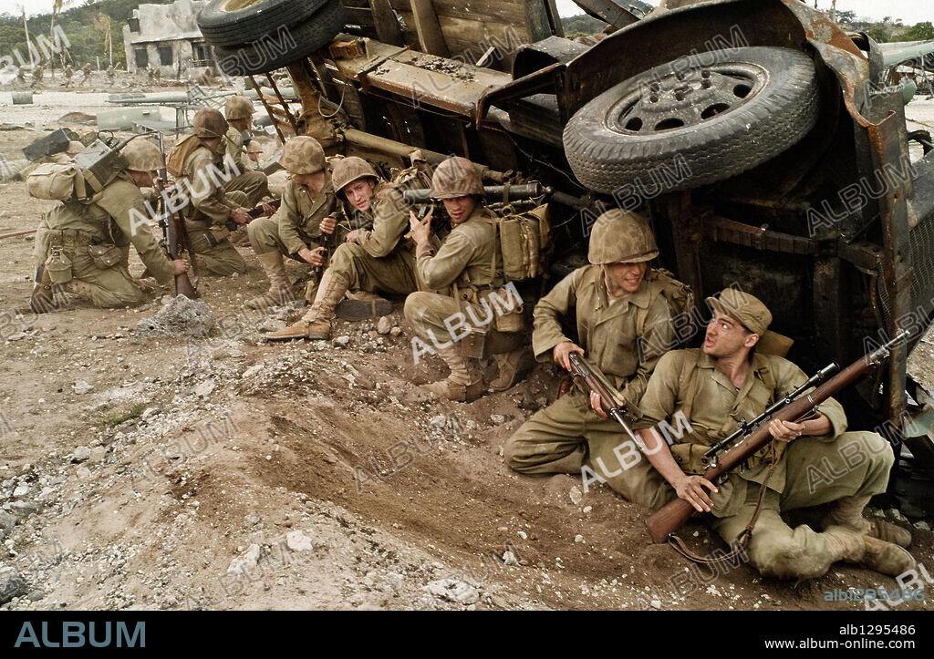 JOE MAZZELLO et RAMI MALEK dans THE PACIFIC, 2010, réalisé par CARL FRANKLIN, DAVID NUTTER, JEREMY PODESWA et TIMOTHY VAN PATTEN. Copyright DREAMWORKS SKG/HBO FILMS/PLAYTONE / JAMES, DAVID.