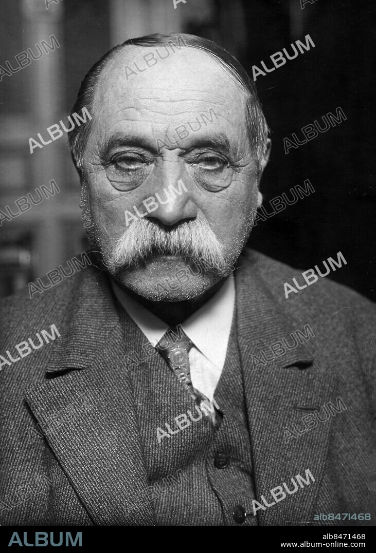 Orig. bildtext... DIE SELTSAME SEKTE DES MAURERS JOSEF WEISSENBERG. Der Maurer Josef Wessenberg hat in Trebbin bei Berlin Eine höchst eigenartige Sekte gegrundet, die in kurzer Zeit 120000 Anhängergefunden hat. Viele behaupten, von ihm durch Handauflegen von schweren Leiden geheilt Worden zu sein. SEine Folgewilligen sehen in ihm einen neuen Propheten. Wie er sagt, stehen Europa für den Monat Mai noch die schrecklichsten Katastrophen hevor. Orig. bildtext... DAS LEBEN EINER SELTSAMEN BERLINER SEKTE. U.B.z. Josef Weissenberg das Oberhaupt der 120.000 Anhänger zählenden Sekte. Orig. bildtext... WEISSENBERG WIEDER ANGEKLAGT. Die Staatsanwaltschaft I hat gegen den "Propheten" Josef Weissenberg Anklage wegen fahrlässiger Tötung erhoben. Weissenberg hat die Diabetis Eines seiner Anhänger durch Auflegen von weissem Käse heilen wollen und so nach Ansicht der Ärzte dessen Tod verschuldet. U.B.z. Josef Weissenberg. Anm. J Weissenberg, 1855-1941, tysk frireligiös ledare. Åtalad för vållande till annans död hösten 1930. Healing Sekter Mustascher Personmapp sv/v kopia Text & Bilder / Keystone View Company Berlin persons: JOSEPH WEISSENBERG sites: TYSKLAND PhotoDate:1930-01-01.