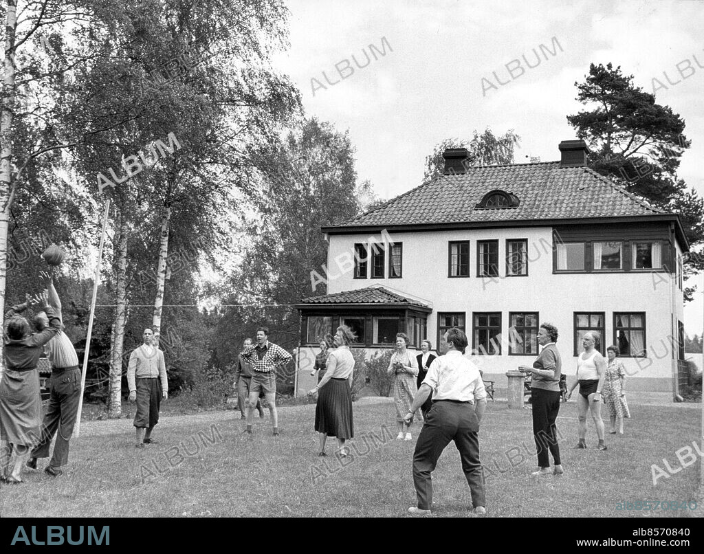 Stockholm 1959-05-27. Volleyboll på Dragudden, Frälsningsarméns riksungdomsgård på Värmdö.. Foto: Carl Erik Sundström / DN / TT / Kod: 59. ** SvD OUT **.