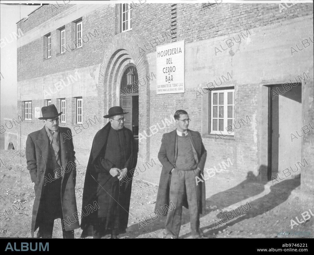 Monseñor Escrivá de Balaguer visita el cerro de los Ángeles en el invierno de 1935 con el arquitecto Ricardo Fernández Vallespín y el catedrático de fisiología Juan Jiménez Vargas.