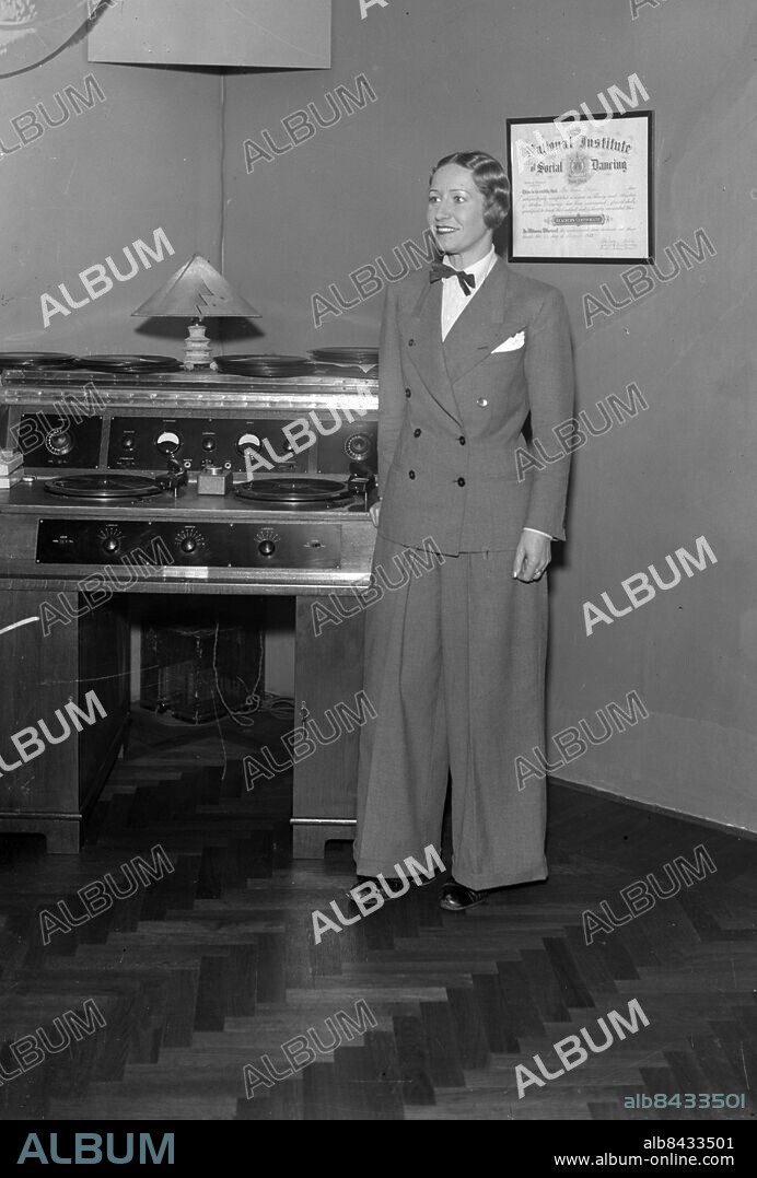 GÖTEBORG 1935-11-14.. Annelie Billning (e. likn.) vid en stor grammofon med två skivtallrikar. *** Local Caption *** Låda Krep 2012-03 Foto: Kamerareportage / TT / Kod: 2524.