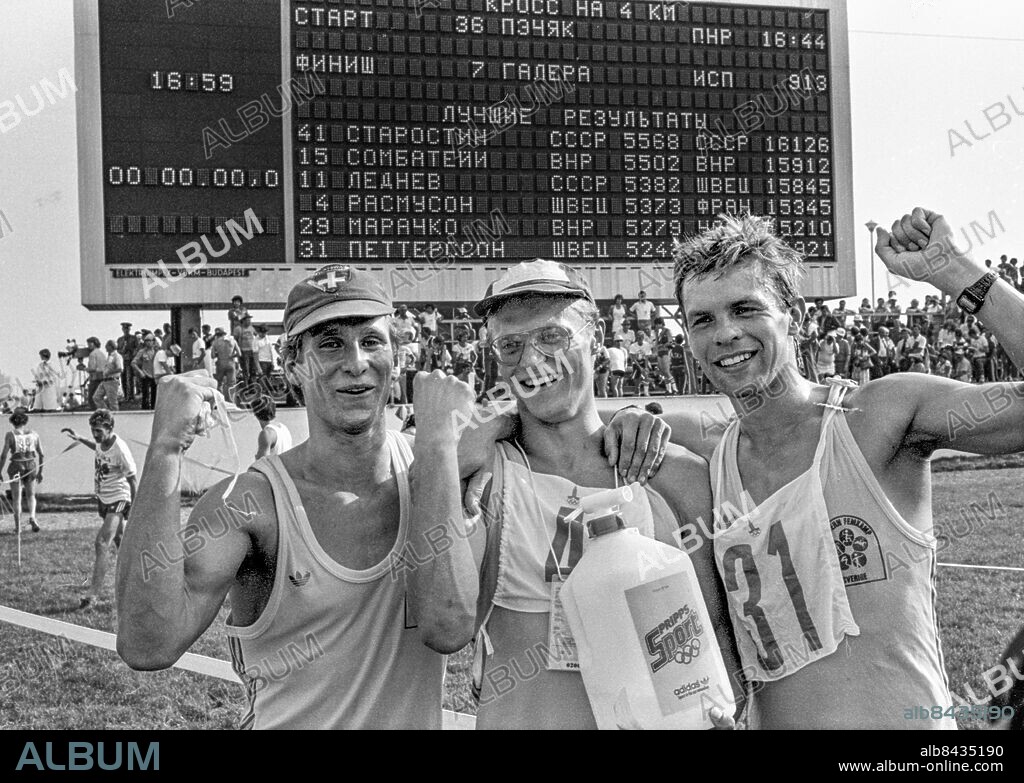 ARKIV MOSKVA 1980-07-24. De svenska bronsmedaljörerna i modern femkamp fr. v. Georg Horvath, Svante Rasmuson och Lennart Pettersson med knutna nävar i en segergest efter deras tredjeplats i lagtävlingen vid de olympiska sommarspelen i Moskva, Sovjetunionen, 24:e juli 1980.. Foto: Jan Collsiöö / TT / Kod: 1001.
