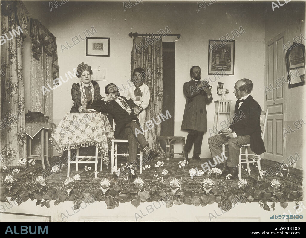 6 abril 1910. En el palacio de los Condes de Casa Valencia. Una escena del juguete cómico titulado 'Azucena', a cuya presentación asistieron ayer SS. AA. RR. de izquierda a derecha, señorita María Teresa Alcalá Galiano, hija de los condes de Casa Valencia; D. Juan Cárdenas, Srta. Ana María Aguilar, D. Fernando López Monis y D. Álvaro Alcalá Galiano.