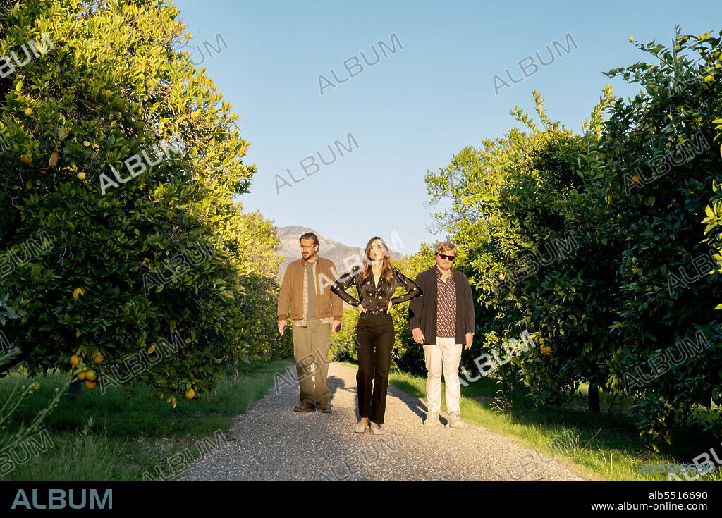 JASON SEGEL, JESSE PLEMONS and LILY COLLINS in WINDFALL, 2022, directed by CHARLIE MCDOWELL. Copyright Mutressa Movies.