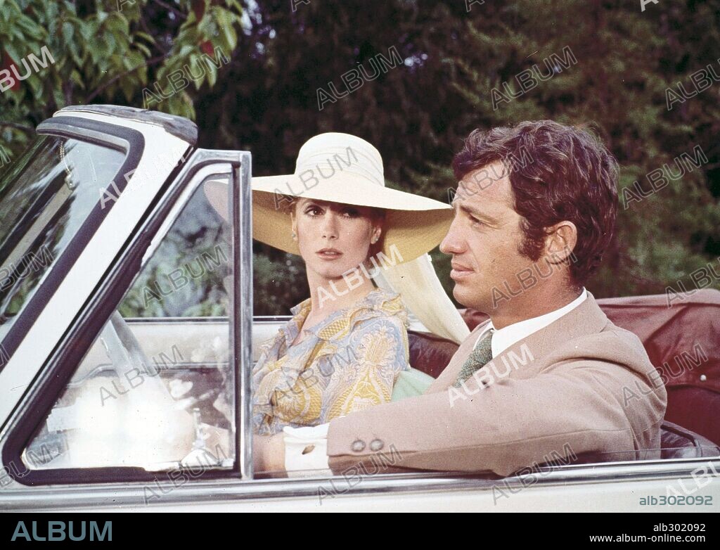 JEAN-PAUL BELMONDO et Catherine Dorléac. CATHERINE DENEUVE et JEAN-PAUL BELMONDO dans LA SIRENE DU MISSISSIPPI, 1969, réalisé par FRANCOIS TRUFFAUT. Copyright FILMS DU CAROSSE/ARTISTES ASSOCIES.