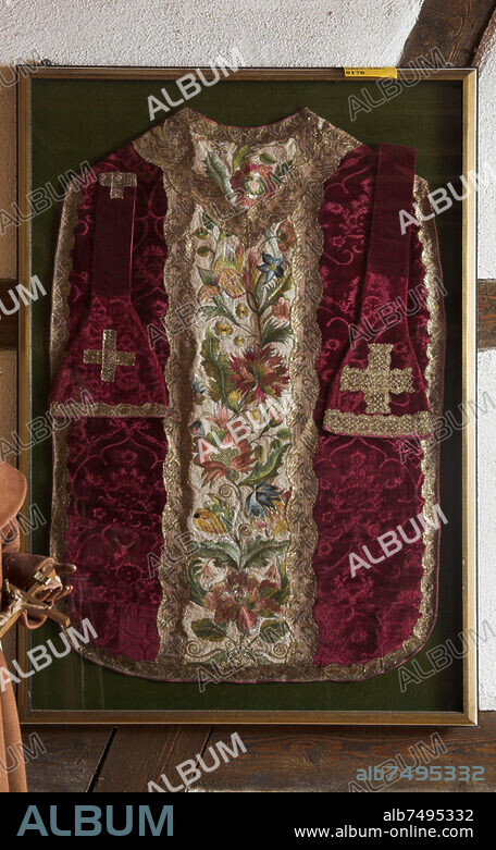 ANONYM. Paramente / Liturgische Gewänder / Messgewand. - Kasel von rotem gepresstem Samt mit weißseidenem Stab mit Blumenranken in Seidenstickerei. - Rückseite. Süddeutschland(?), 18. Jahrhundert. Aus dem Besitz 1803 säkularisierten Klarissenklosters Wittichen. Wittichen (Kaltbrunn, Gemeinde Schenkenzell, Baden-Württemberg), Kloster Wittichen, Klostermuseum.
