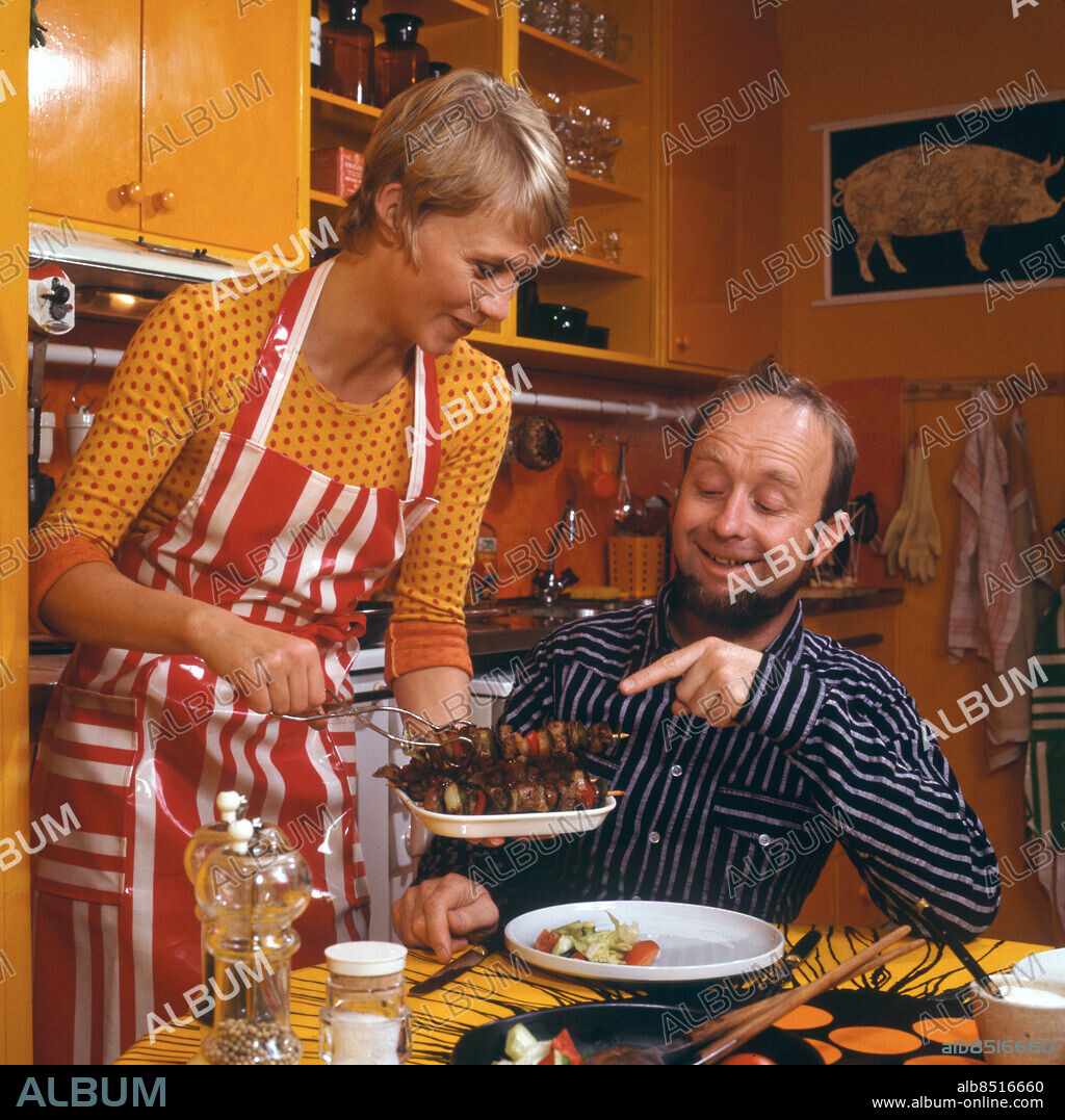 1972-10.. GOMIDDA Hatte Furuhagen och matroade gäster runt spisen Matprogram sänt första gången 1972-11-02, producent Monica Eek Liknande bild publ i RIR 45/72 (omslag) Förkläden Grillspett Peka Randigt Ränder Prickigt Prickar Programledare CD562 persons: MONICA EEK;HANS FURUHAGEN sites: SVERIGE.