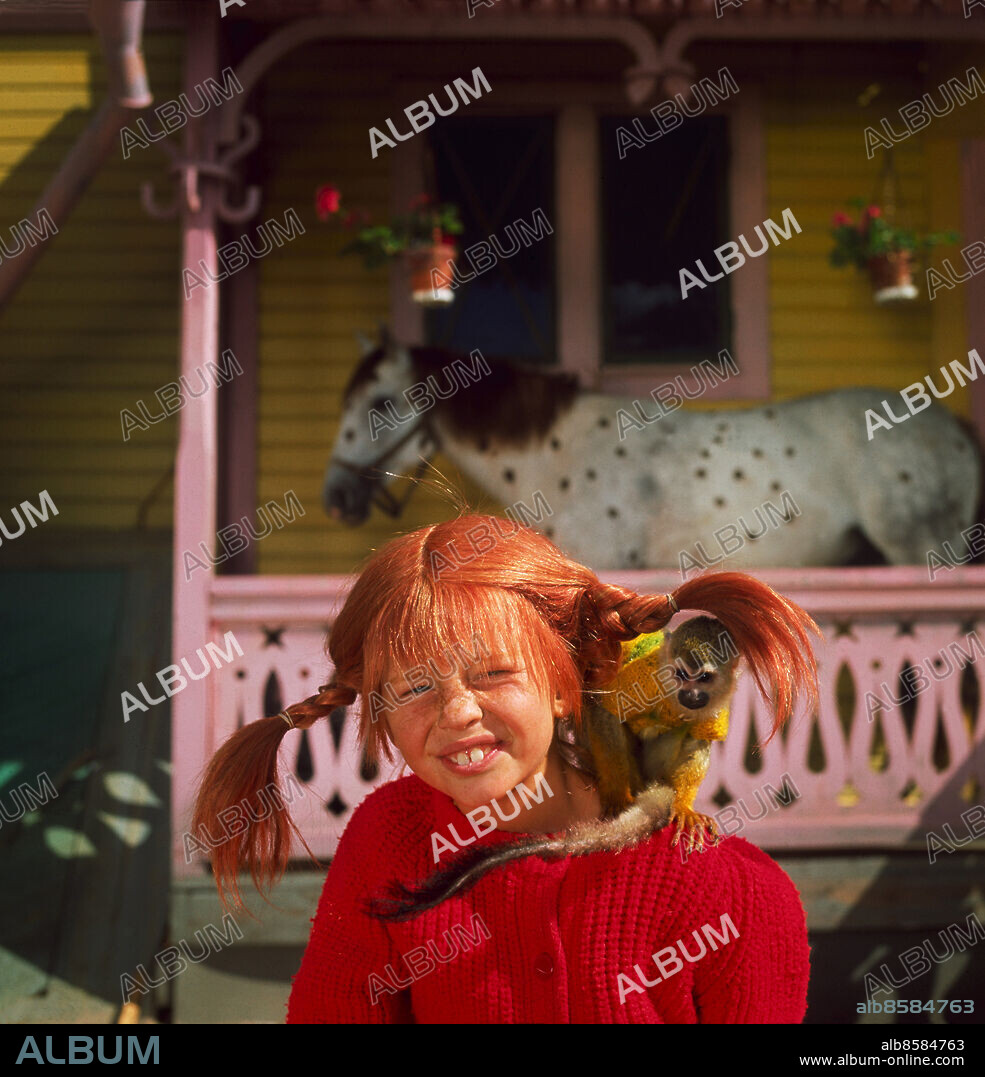 OKÄNT FOTODATUM.. Pippi Långstrump och apan, hästen på verandan i bakgrunden. Skådespelare Villa Villerkulla persons: ASTRID LINDGREN*;INGER NILSSON sites: SVERIGE.
