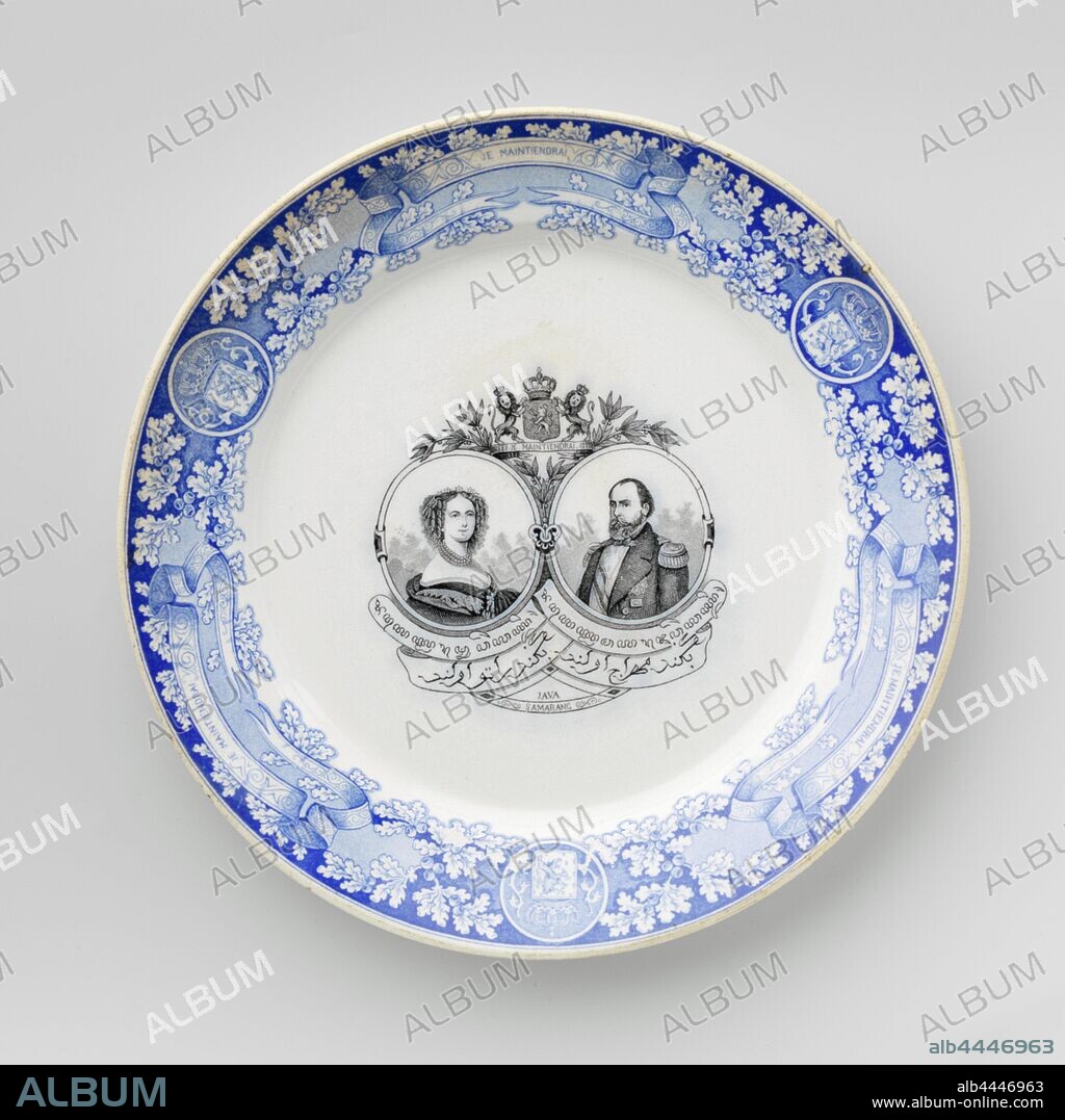 Plate with portraits of Willem III and Sophia of Württemberg on the flat, Pottery plate with portraits of Willem III and Sophia of Württemberg on the flat in black transfer decor. Above the portraits a weapon and a banderolle with the text JE MAINTIENDRAI. Among the portraits are banderolles with JAVA and SAMARANG, and texts in Malay and Arabic. The edge of the board with a blue transfer decor with three banderole lessons that says: JE MAINTIENDRAI, and three medallions with a weapon. Here between acorns and oak leaves., N.V. Société Céramique, Maastricht, c. 1863 - c. 1958, earthenware, h 2.9 cm × d 26.0 cm.