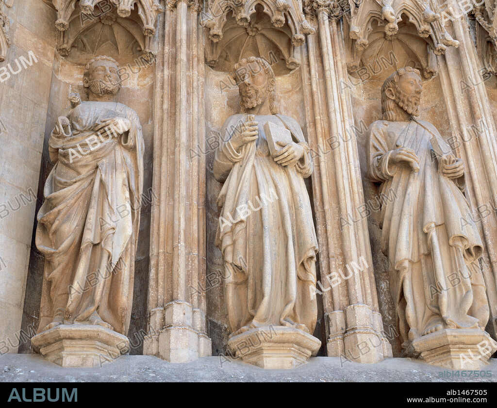 ARTE GOTICO. ESPAÑA. S. XIV. CATEDRAL DE SANTA MARIA. 'Apóstoles y Profetas'. Detalle de las esculturas situadas en la puerta de la 'Mare de Déu (Virgen) del Mainel', obra del taller de Jaume Cascalls. Tarragona. Cataluña.