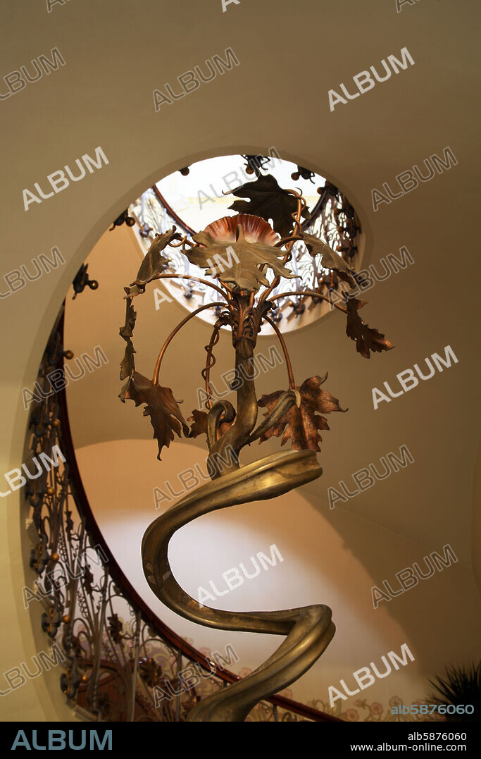 Novelda; Casa / Museo Modernista; bella escalera elíptica y lámpara.