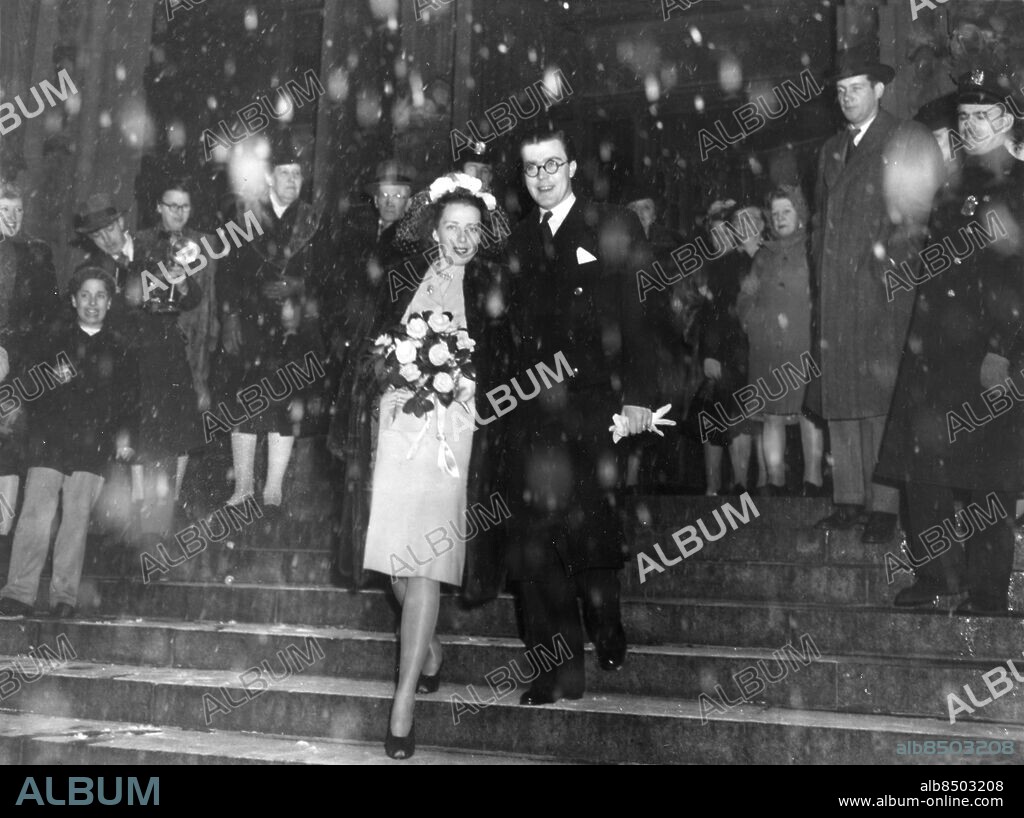 Orig. bildtext... SLUG (JOHAN-BRIDE) NEW YORK SNOW RICE FOR PRINCE AND COMMONER-BRIDE NEW YORK...snow flakes take the place of the proverbial rice as Prince Carl Johan of Sweden and Mrs. Kerstin Wijkmark, Stockholm newspaperwoman for whom he renounced claims to the Swedish throne, leave Riverside Chapel in New York following their marriage today, February 19. The grandson of King Gustav of Sweden and his 35-year-old bride plan to live in New York after they return from their honeymoon. Prince Carl Johan, 29, who became simply Mr. Bernadotte, will work for a Swedish importing company. Photo by Frank Jurowski Orig. bildtext... FÖRSTA ORIGINALBILDERNA FRÅN PRINS CARL JOHANS BRÖLLOP. Det snöade lätt, när prins Carl Johan - numera herr Bernadotte - och hans brud Kerstin Wijkmark trädde ut på trappan till Riverside Church i New York efter vigseln den 19 februari. persons: KERSTIN WIJKMARK;CARL JOHAN BERNADOTTE sites: SVERIGE*;NEW YORK;USA.