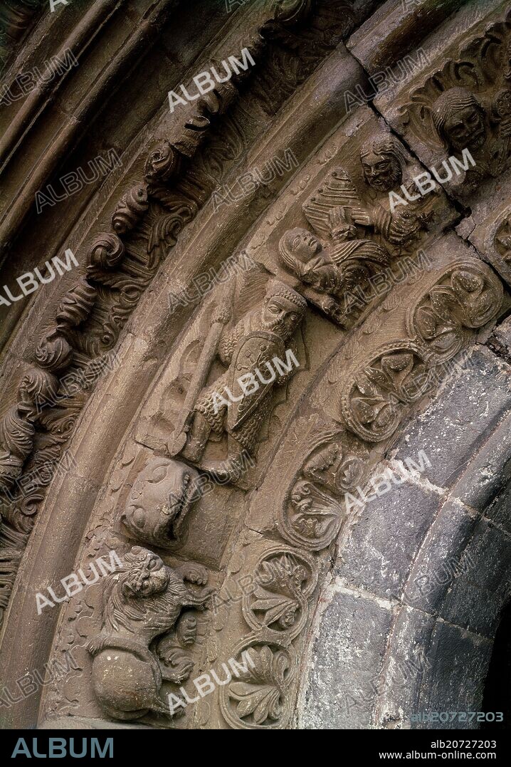 DETALLE DE LAS ARQUIVOLTAS DE LA IGLESIA DE SANTA MARIA DE PIASCA - ROMANICO ESPAÑOL.