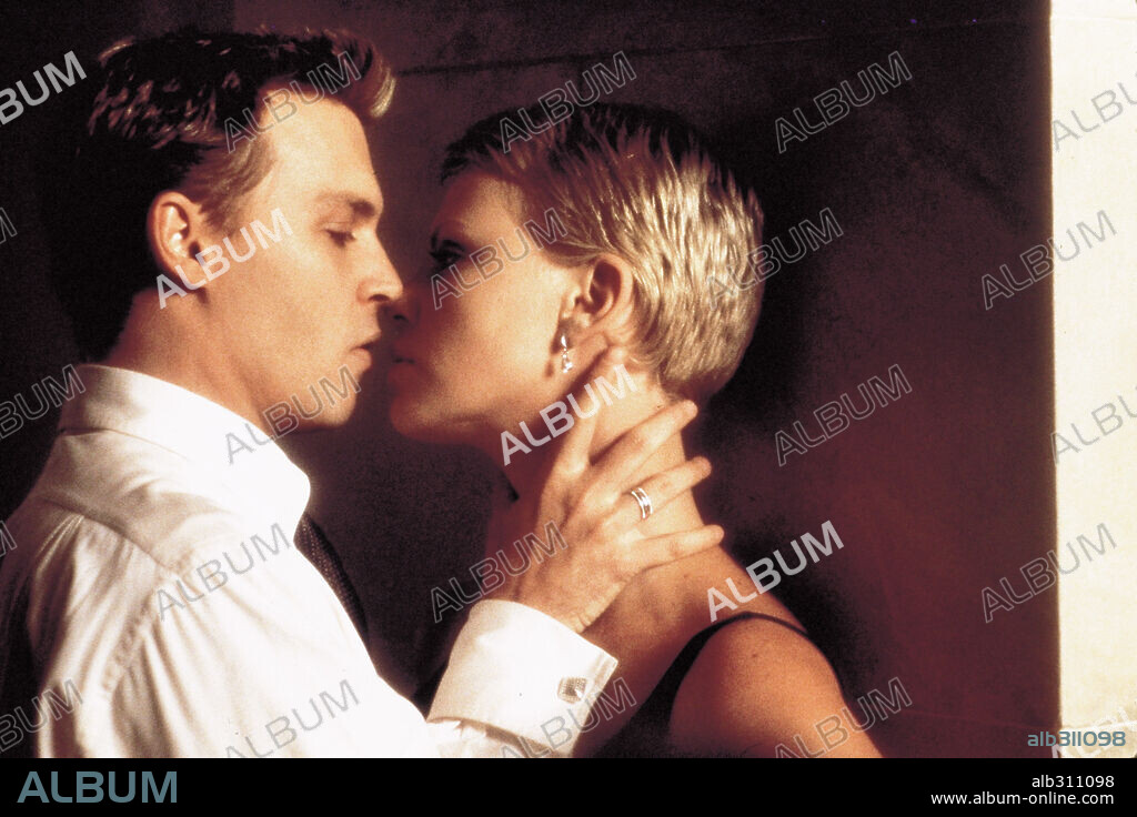 CHARLIZE THERON and JOHNNY DEPP in THE ASTRONAUT'S WIFE, 1999, directed by RAND RAVICH. Copyright NEW LINE CINEMA / MOUNTAIN, PETER.