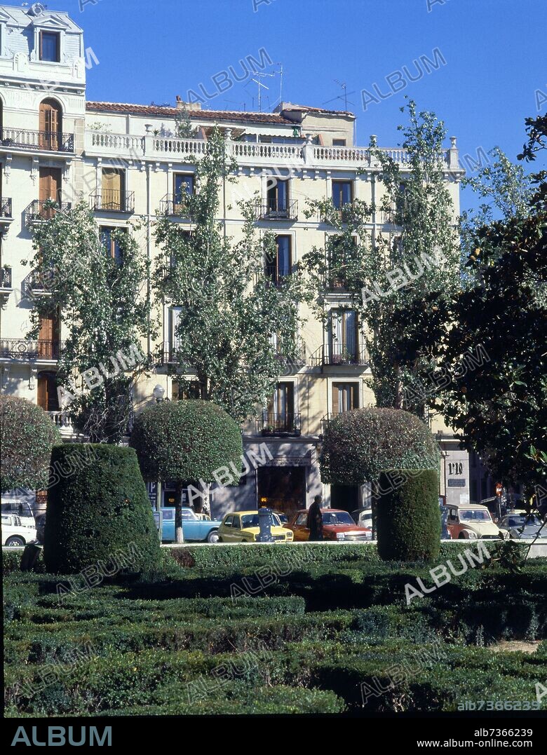 PLAZA DE ORIENTE-EDIFICIO NO 6 - FOTO AÑOS 70.