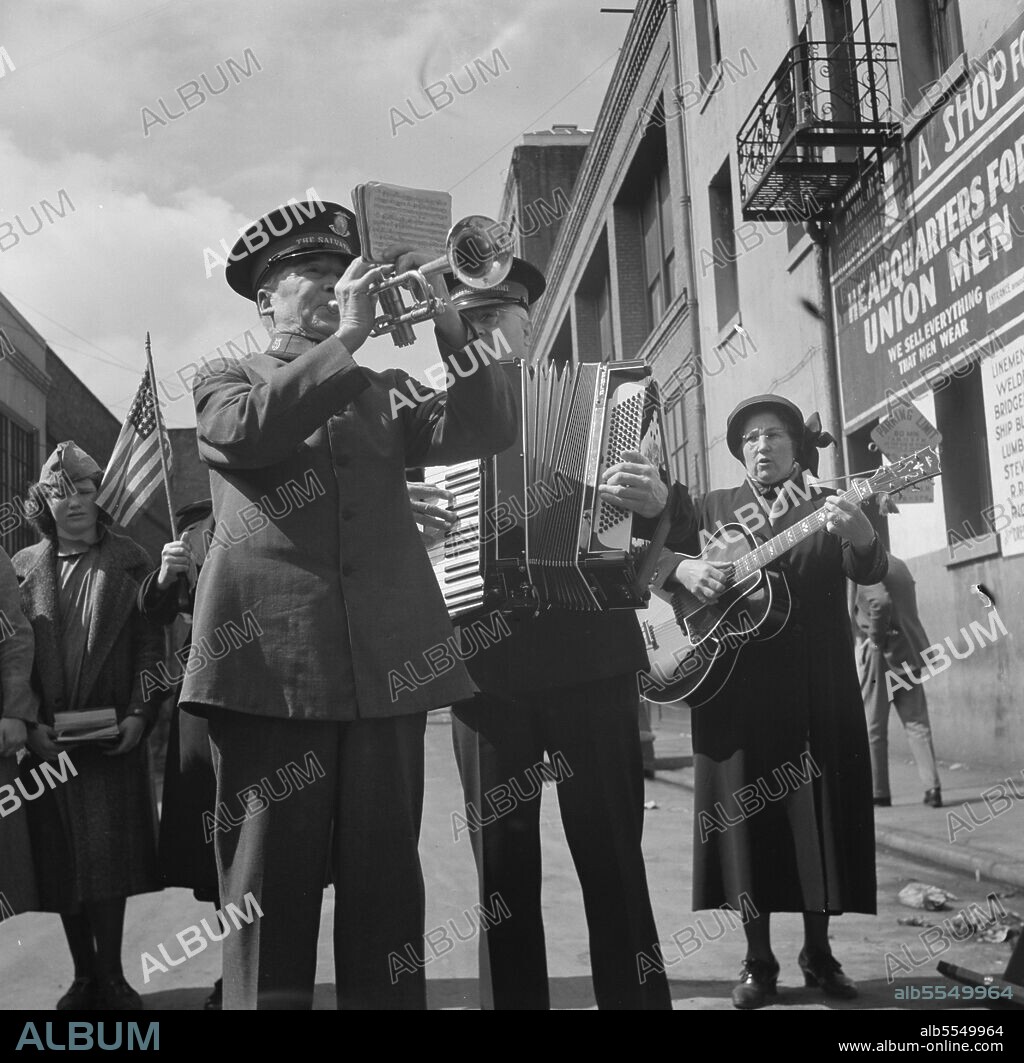 DOROTHEA LANGE. Trio. Salvation Army, San Francisco, California.