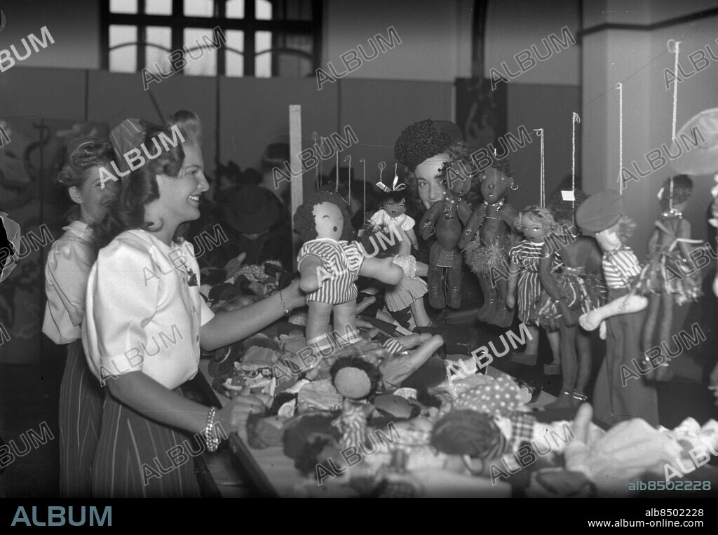 Göteborg 1939-12-16 - Försäljning av tygdockor - dockor gjorda av tyg och garn - *** Local Caption *** GT Låda 1939-december-01. KAMERAREPORTAGE.