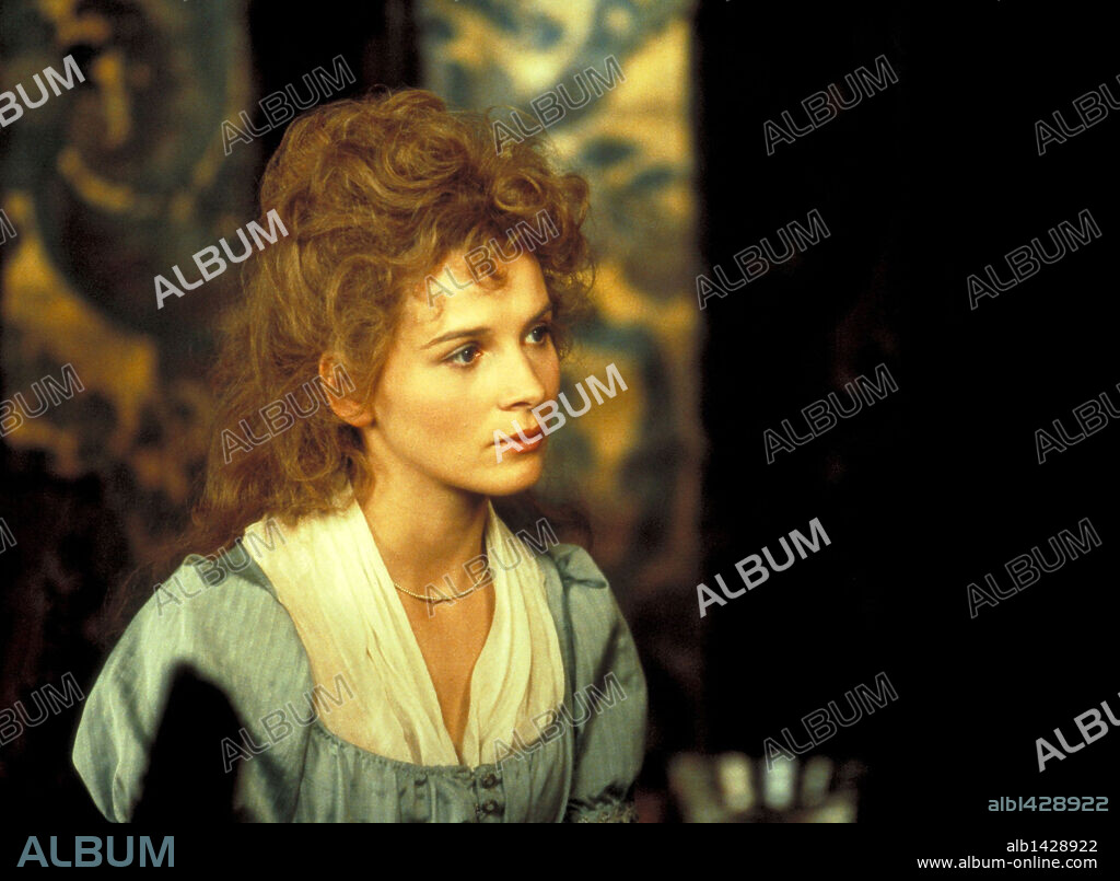 JULIETTE BINOCHE en CUMBRES BORRASCOSAS, 1992 (WUTHERING HEIGHTS), dirigida por PETER KOSMINSKY. Copyright PARAMOUNT PICTURES.