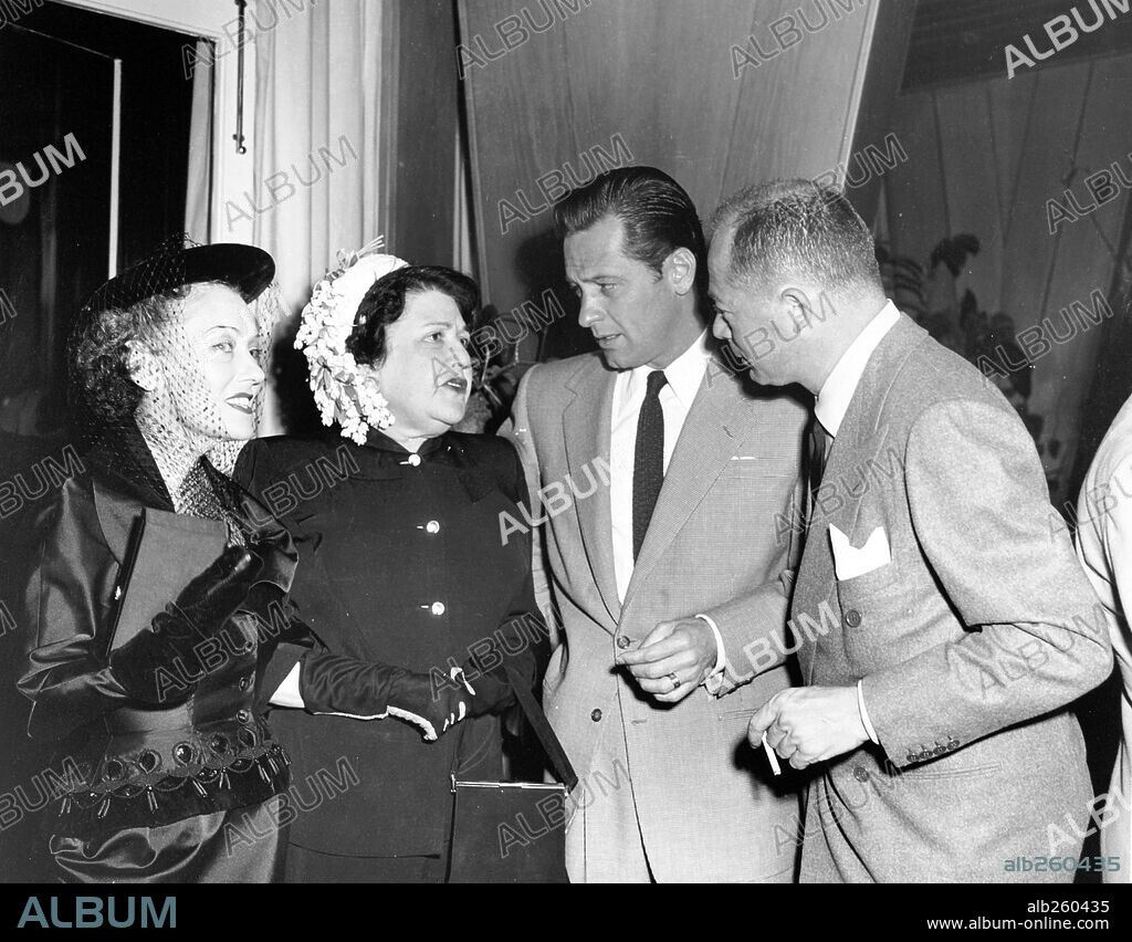 BILLY WILDER, GLORIA SWANSON, LOUELLA PARSONS y WILLIAM HOLDEN en EL CREPÚSCULO DE LOS DIOSES, 1950 (SUNSET BLVD.), dirigida por BILLY WILDER. Copyright PARAMOUNT PICTURES. Louella Parsons visita el set de rodaje de "El crepúsculo de los dioses".