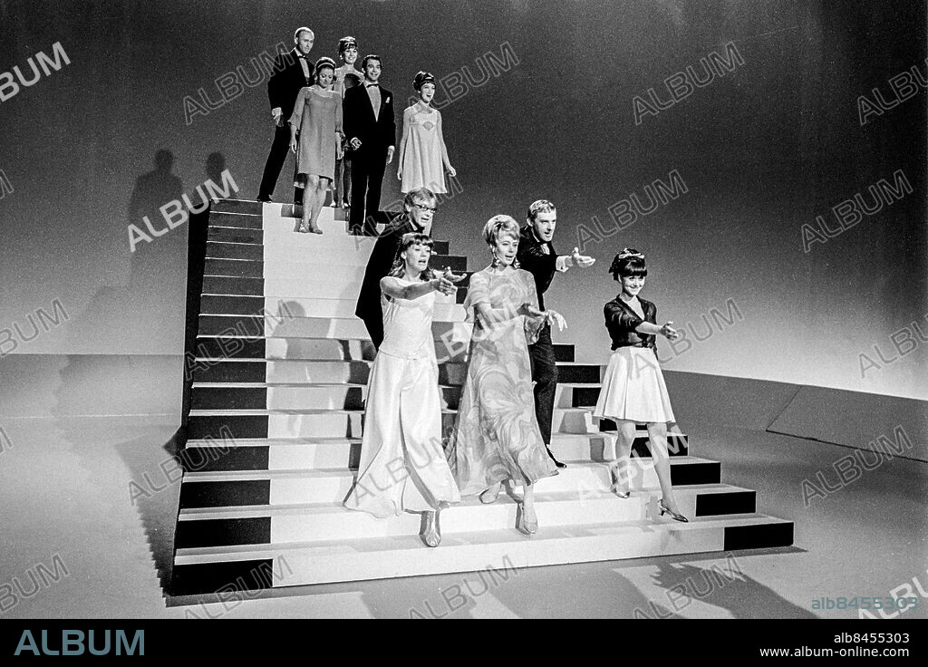 1967-06.. TRAPPAN. TV-program.. Sänt under säsongen 1967.. Här ses bl.a., längst fram från vänster, Lena Hansson, skådespelerska, sångerska och musiker, Cilla Ingvar, revyartist, skribent, och Lena Söderblom, skådespelerska, samt, bakom dem, Jan Malmsjö (tv), skådespelare och sångare, och Lars Amble, skådespelare och regissör.. Foto: Bo-Aje Mellin / RiR / SVT / Kod: 5600. RiR 18629 sv/v neg.