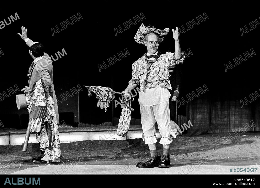 DANMARK KÖPENHAMN 1968-09.. Enrico Caroli (th), clown på Cirkus Schumann.. Foto: Bertil S-son Åberg / RiR / SVT / Kod: 5600. Bild och reportage publ. i RiR 42/68 sid. 16-17 inför TV-pjäsen Akt utan ord av Samuel Beckett.. RiR 19176 sv/v neg. Clowner.